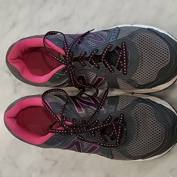 New Balance running shoes - Picture 2 of 5